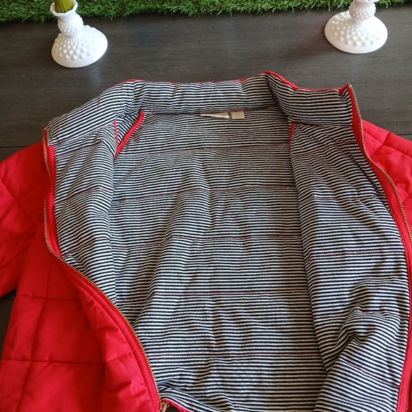Chicos Red Short Sleeve Puffer Size M Nwot - Picture 3 of 7